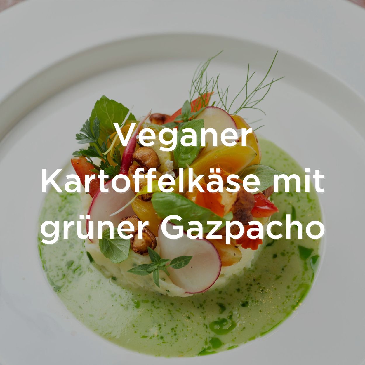 Veganer Kartoffelkäse mit grüner Gazpacho