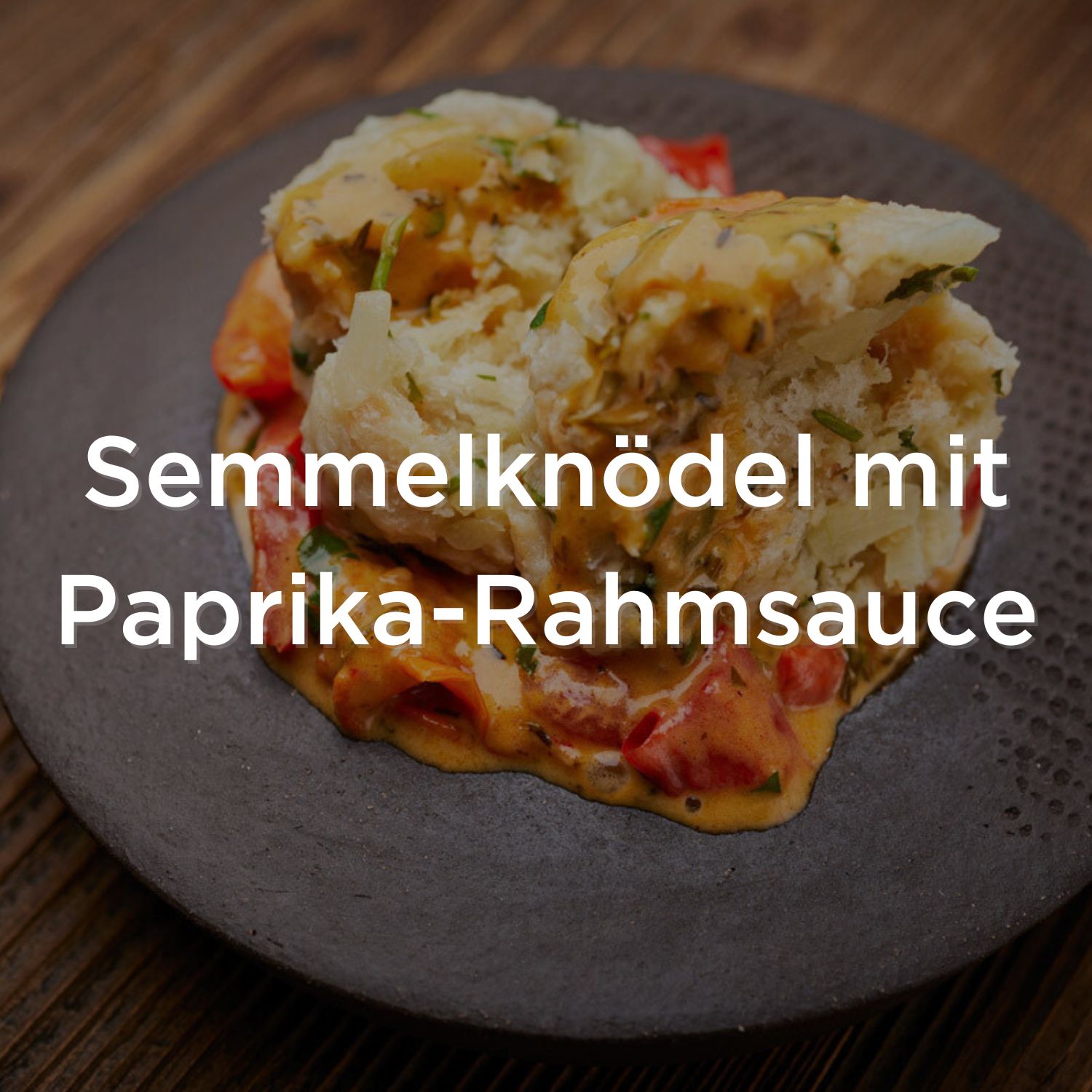 Vegane Semmelknödel mit Paprika Rahmsauce