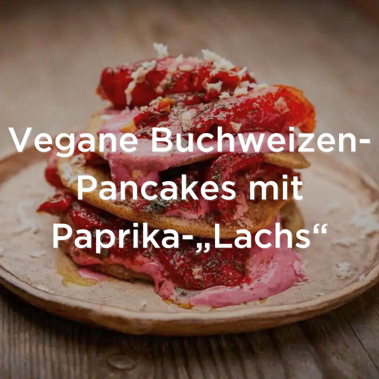 Vegane Buchweizen-Pancakes mit Paprika-„Lachs“